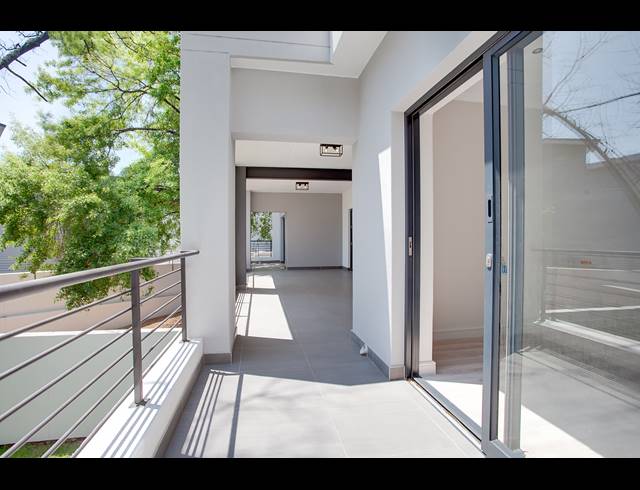 3 BEDROOM APARTMENT FOR SALE IN BRYANSTON